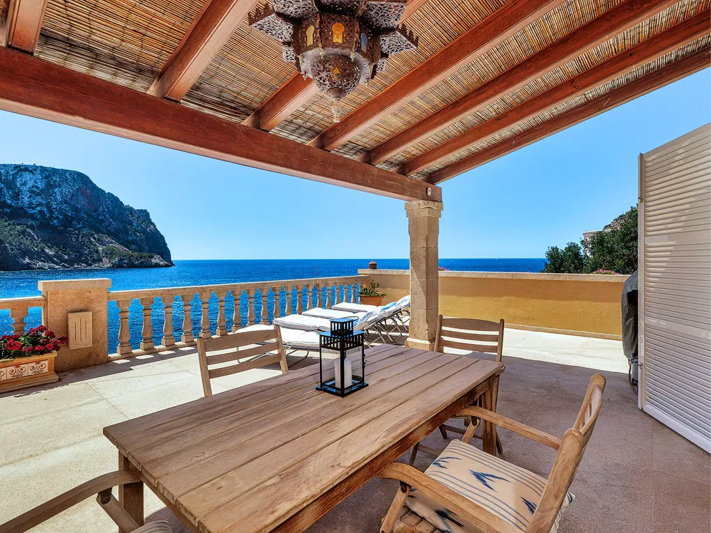 Villa composta da 3 appartamenti in prima linea di mare con accesso diretto al mare-12