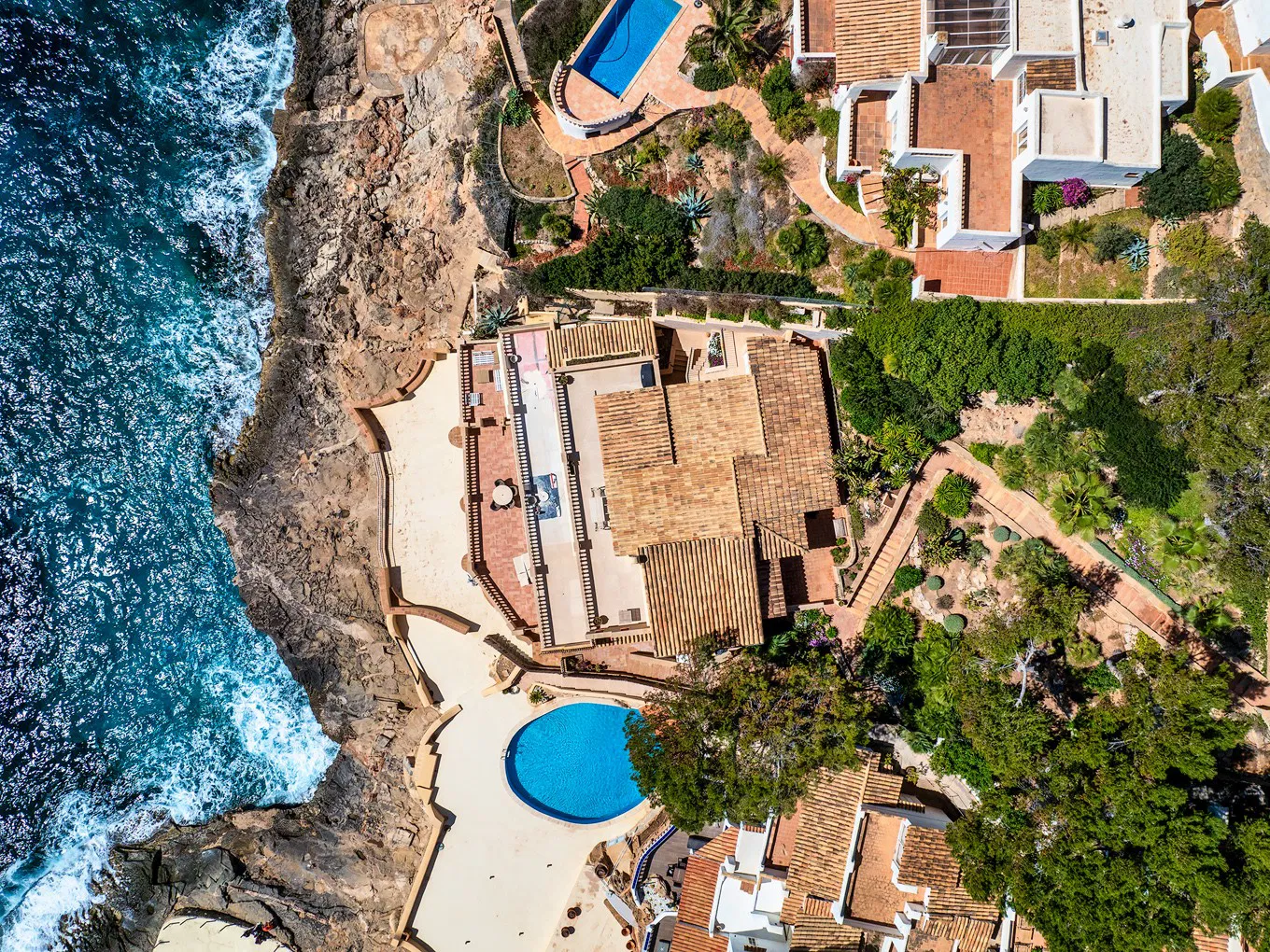Villa composta da 3 appartamenti in prima linea di mare con accesso diretto al mare-31