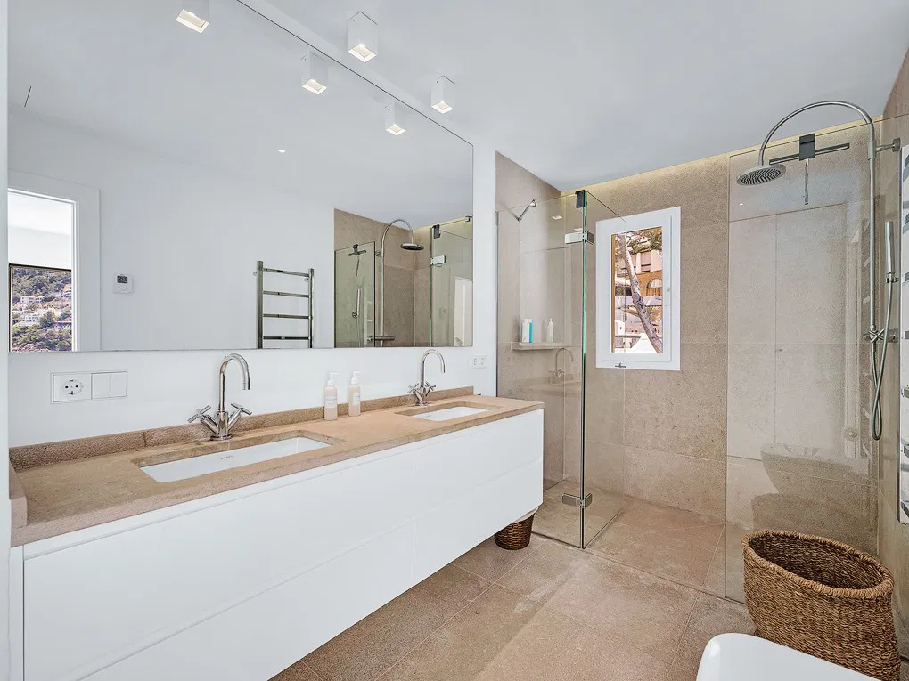 Villa composta da 3 appartamenti in prima linea di mare con accesso diretto al mare-10