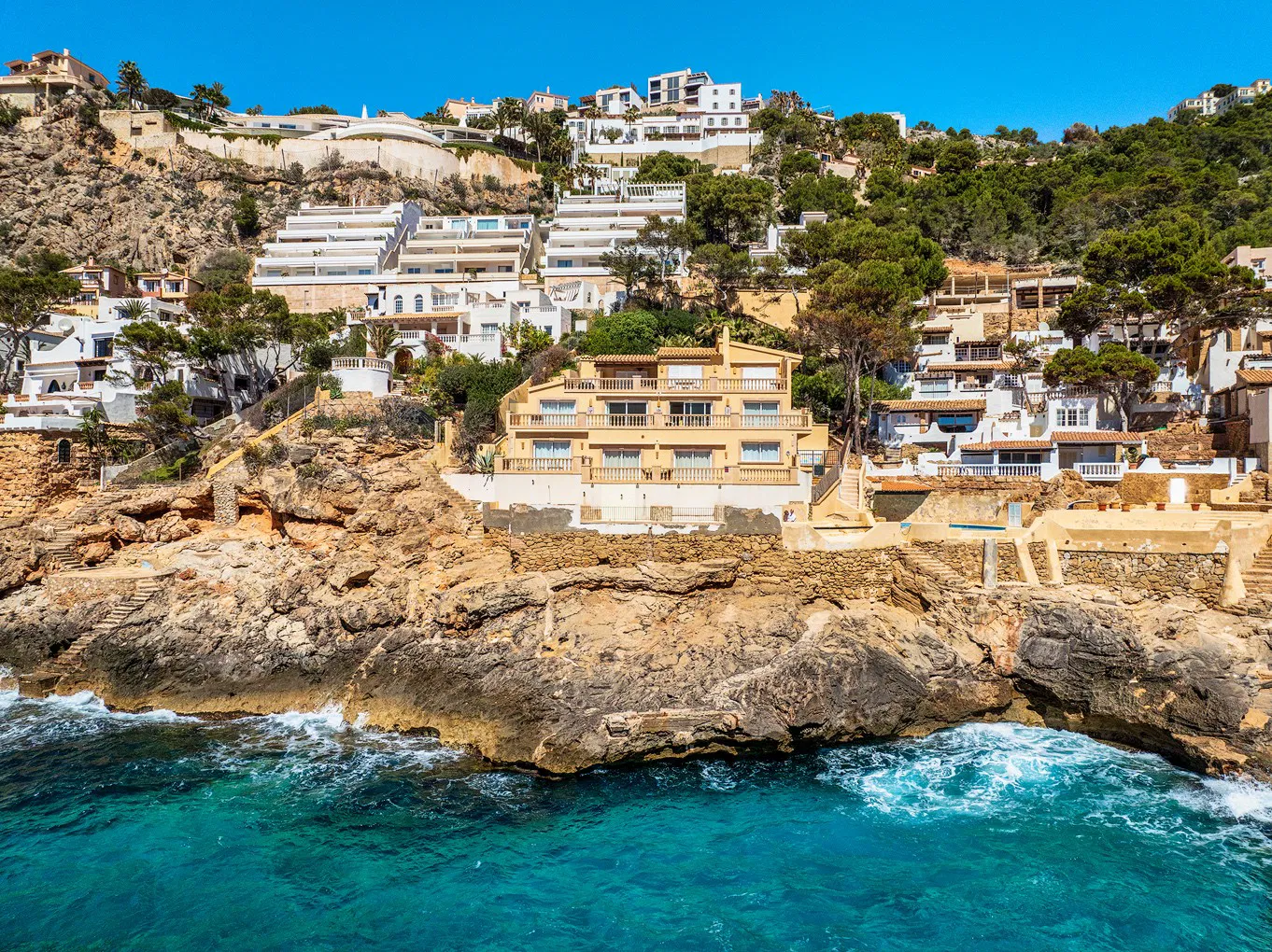 Villa composta da 3 appartamenti in prima linea di mare con accesso diretto al mare-8