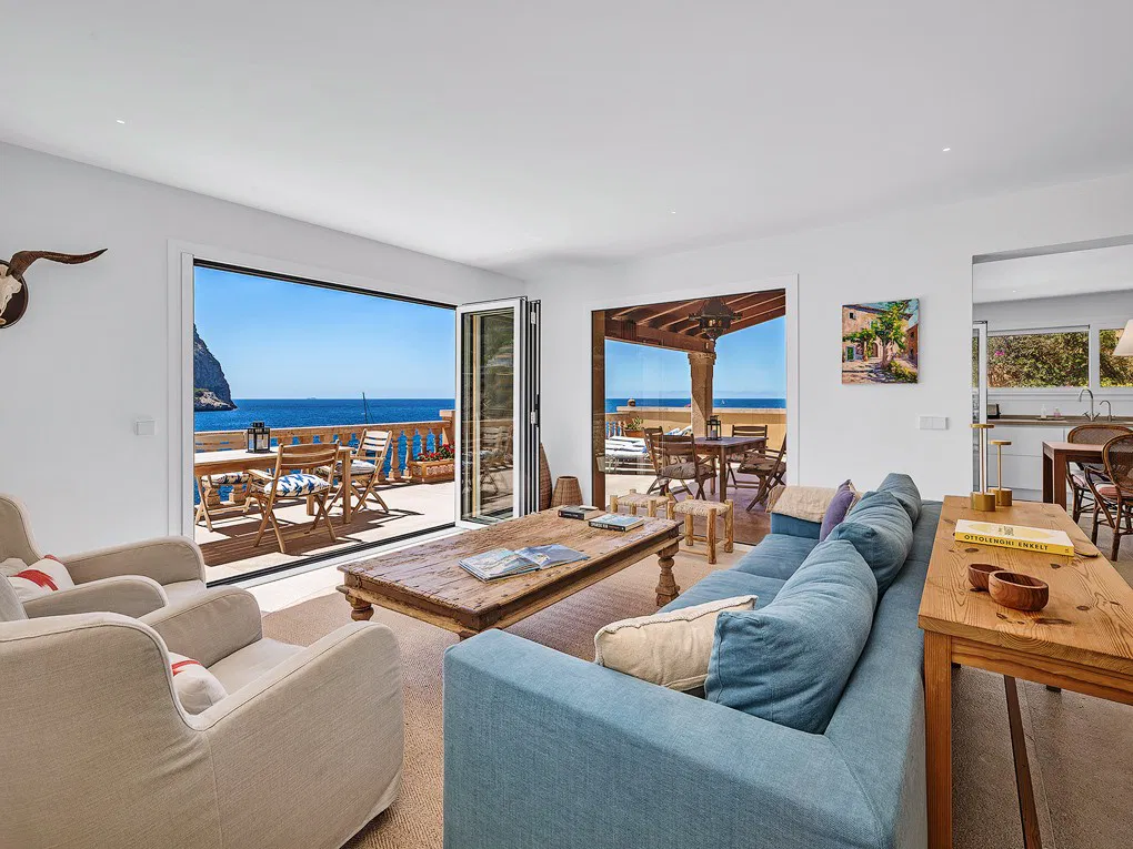 Villa composta da 3 appartamenti in prima linea di mare con accesso diretto al mare-2