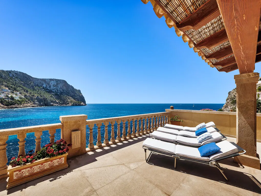 Villa composta da 3 appartamenti in prima linea di mare con accesso diretto al mare-4