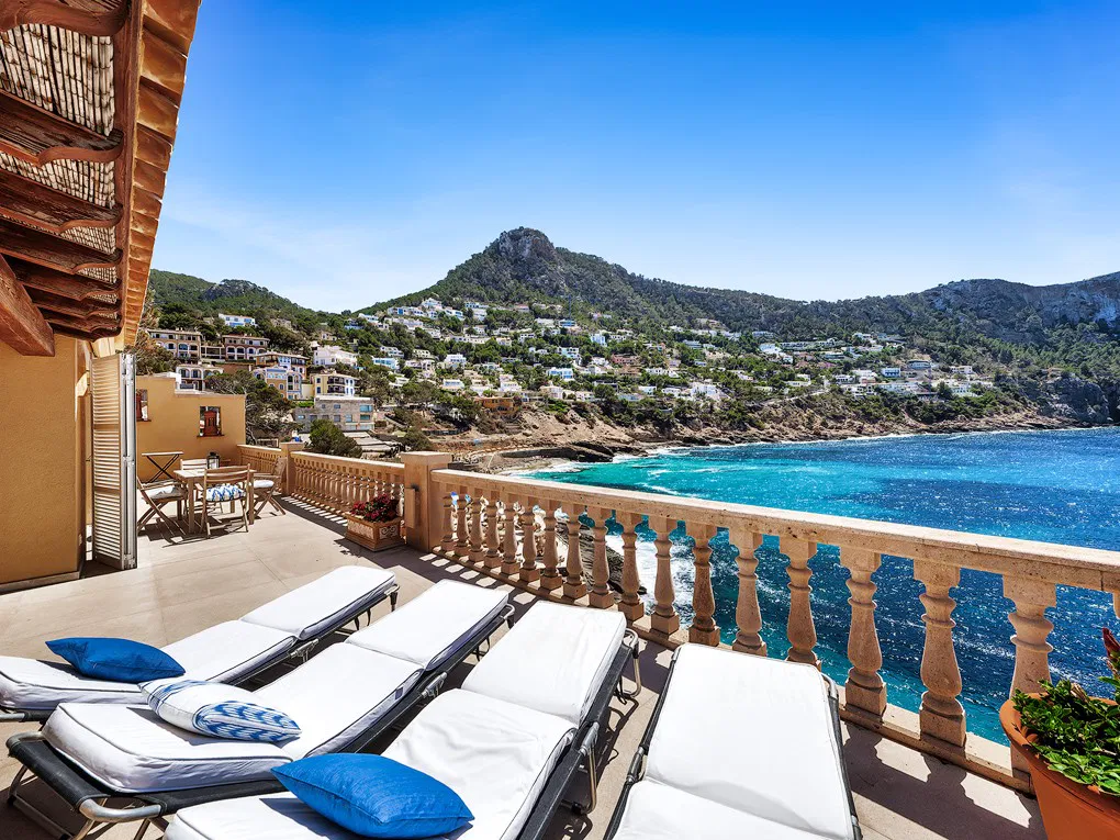 Villa composta da 3 appartamenti in prima linea di mare con accesso diretto al mare-15