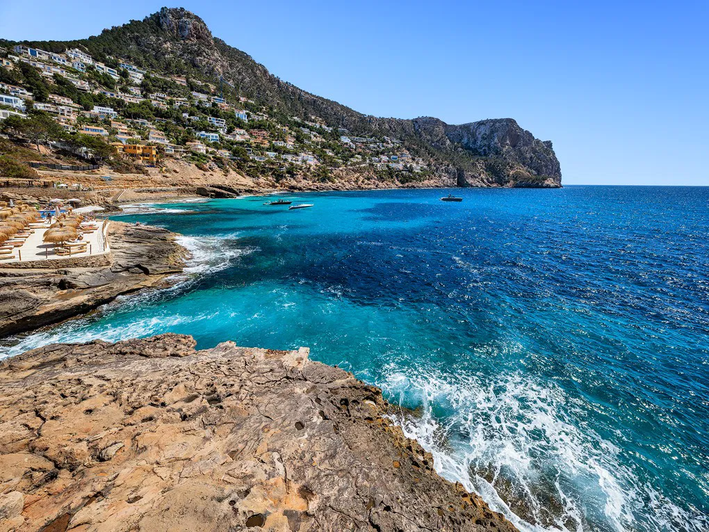 Villa composta da 3 appartamenti in prima linea di mare con accesso diretto al mare-6