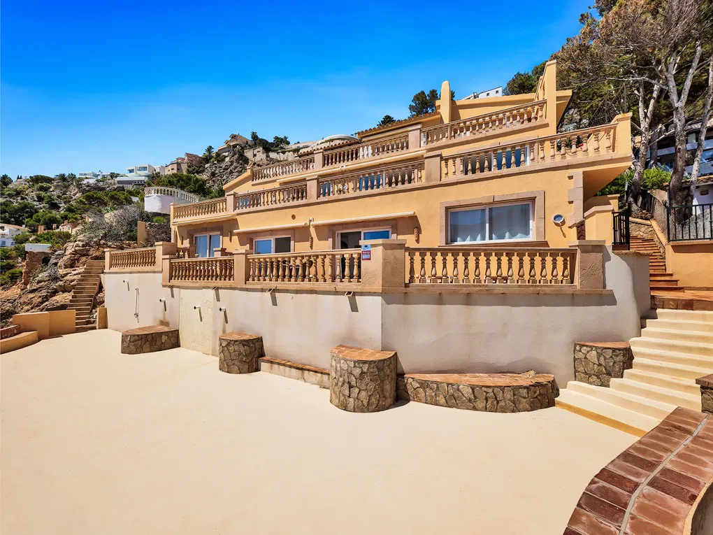 Villa composta da 3 appartamenti in prima linea di mare con accesso diretto al mare-5
