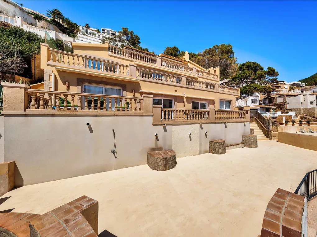 Villa composta da 3 appartamenti in prima linea di mare con accesso diretto al mare-27