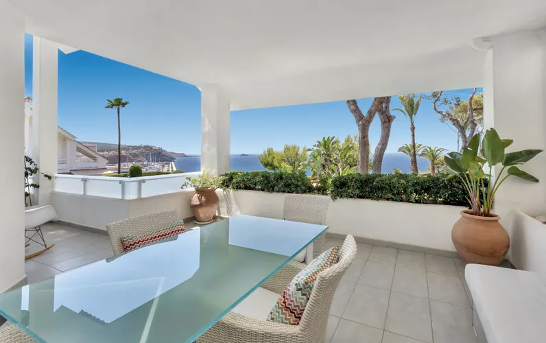 Una casa in stile mediterraneo in prima linea sul mare con una vista spettacolare su Port Adriano