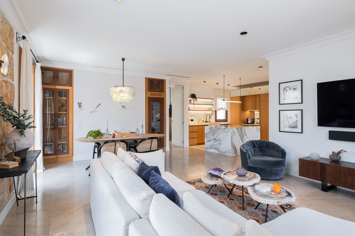 Newly refurbished flat in the heart of the Old Town, with a lift and a loggia-5
