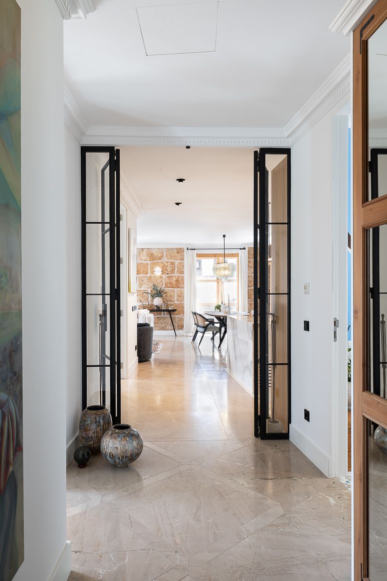 Newly refurbished flat in the heart of the Old Town, with a lift and a loggia-8