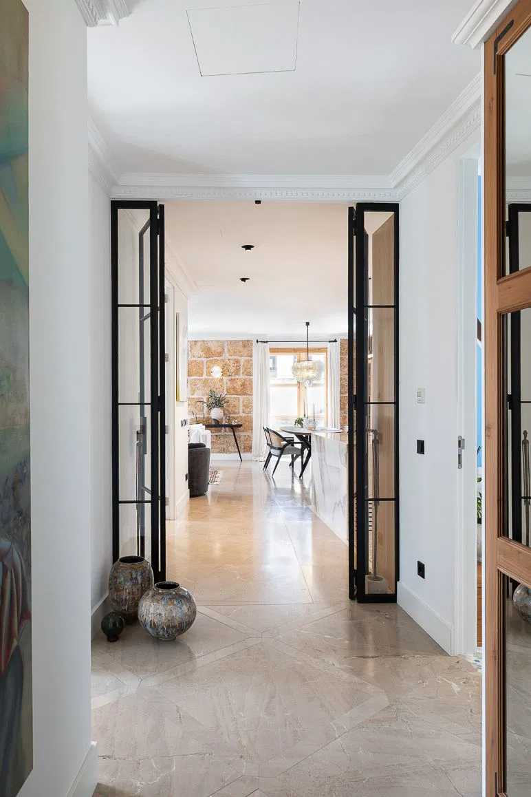 Newly refurbished flat in the heart of the Old Town, with a lift and a loggia-8