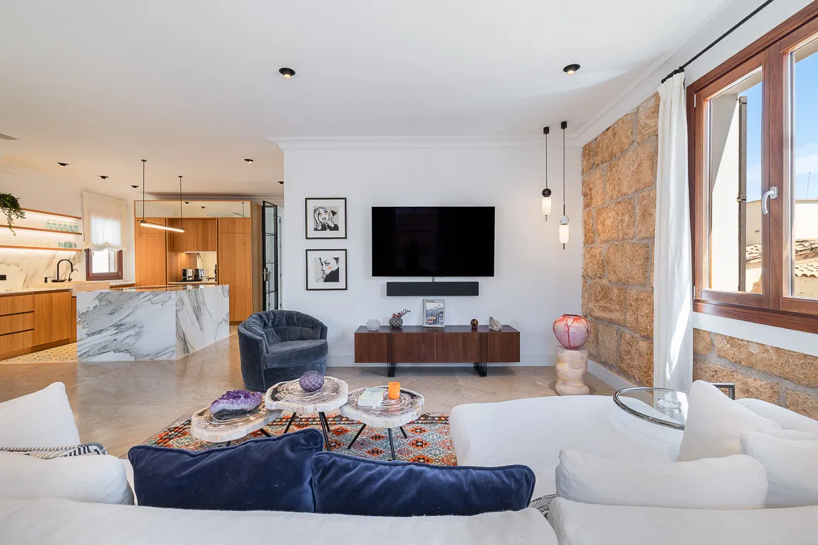 Newly refurbished flat in the heart of the Old Town, with a lift and a loggia-3