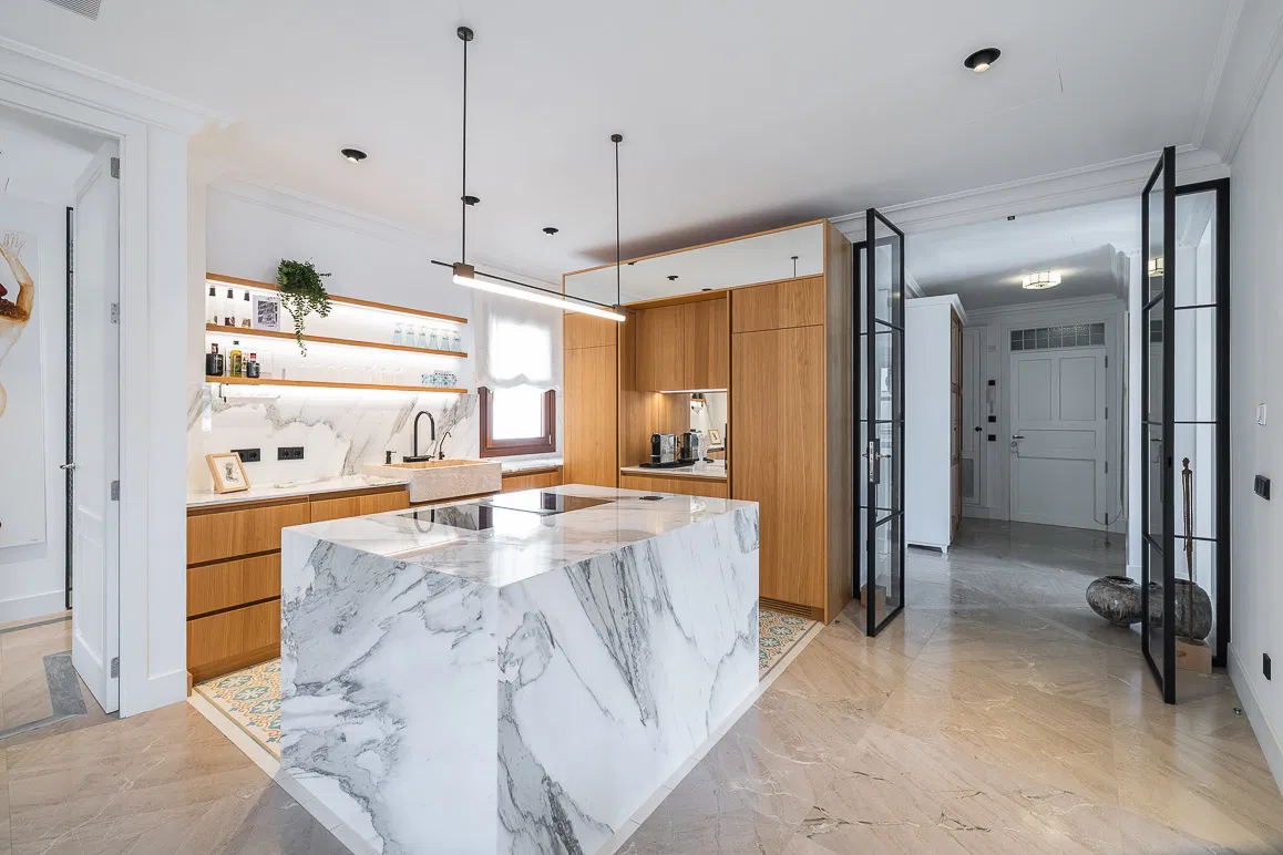 Newly refurbished flat in the heart of the Old Town, with a lift and a loggia-2
