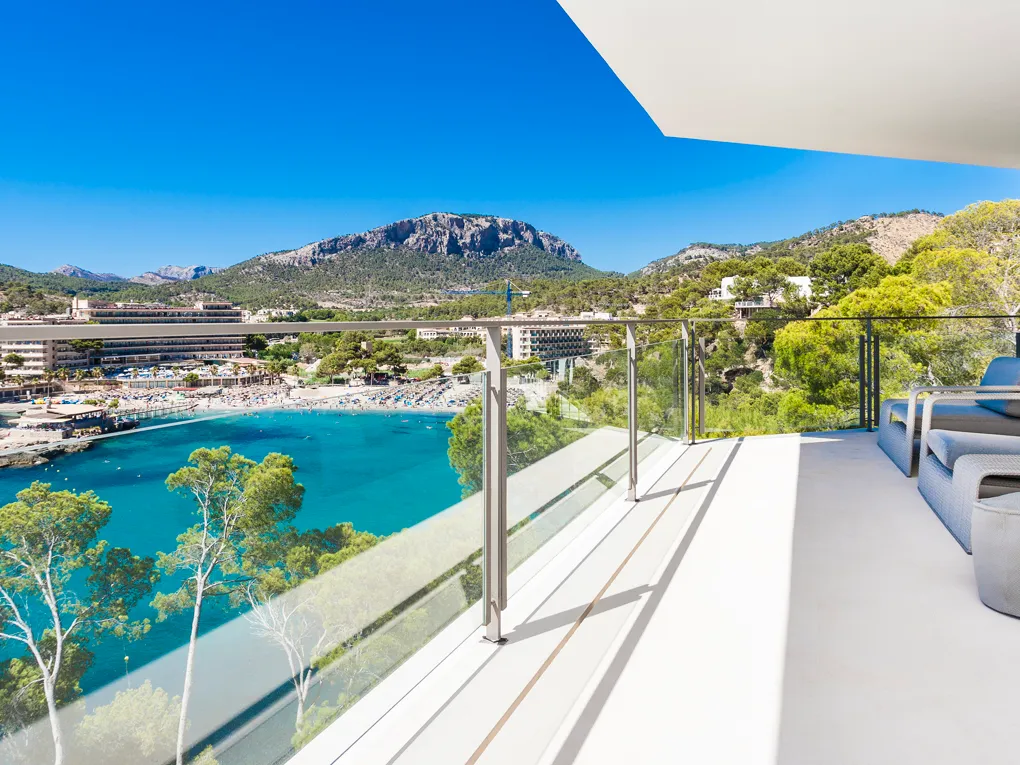 Luksuriøs villa med direkte adgang til havet i Camp de Mar-12