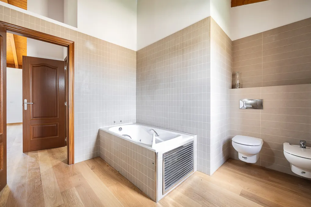 Landsted i topkvalitet med privat beliggenhed-13