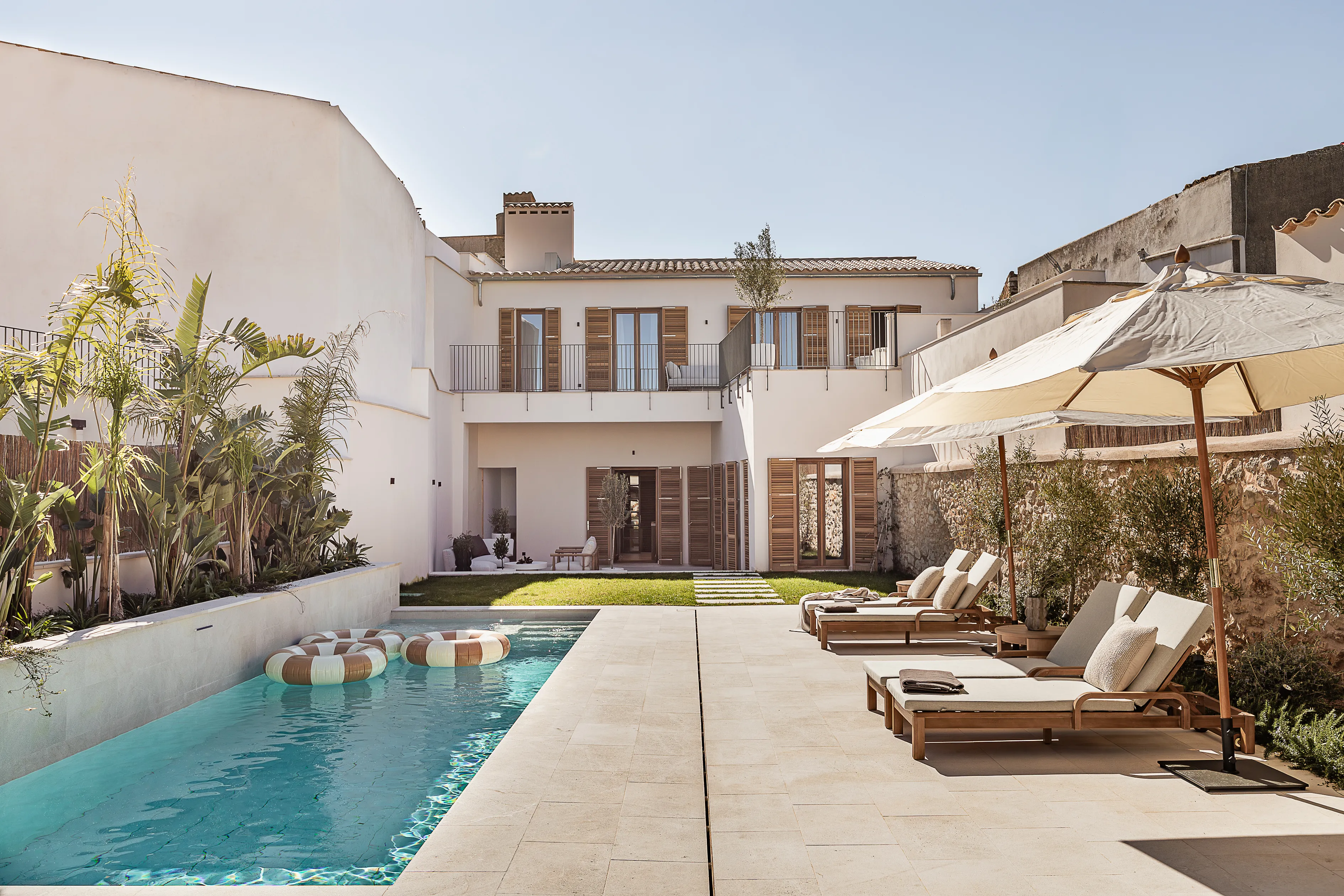 Renoviertes, stilvolles Stadthaus mit Pool und Garten-1