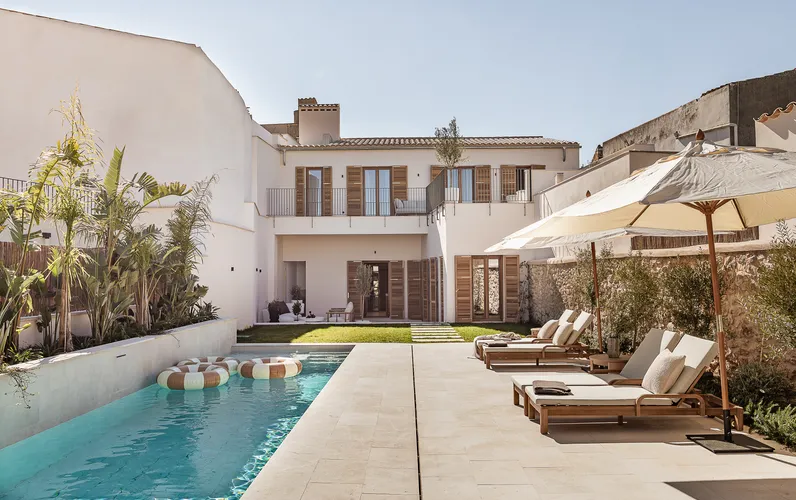 Casa de pueblo renovada con estilo, piscina y jardín