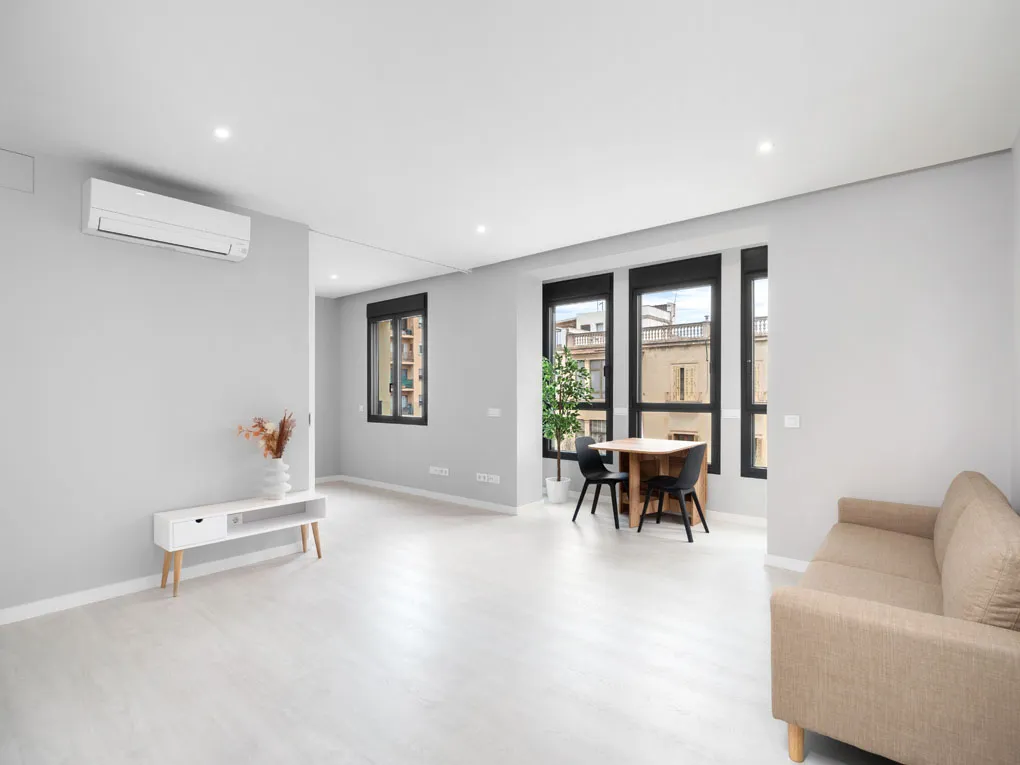 Moderno piso renovado con azotea privada en la calle Blanquerna-3