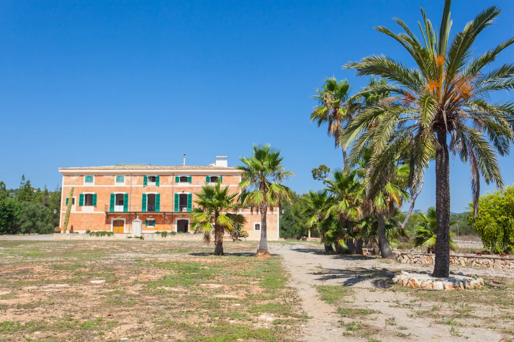 Stately residence with sea views-1