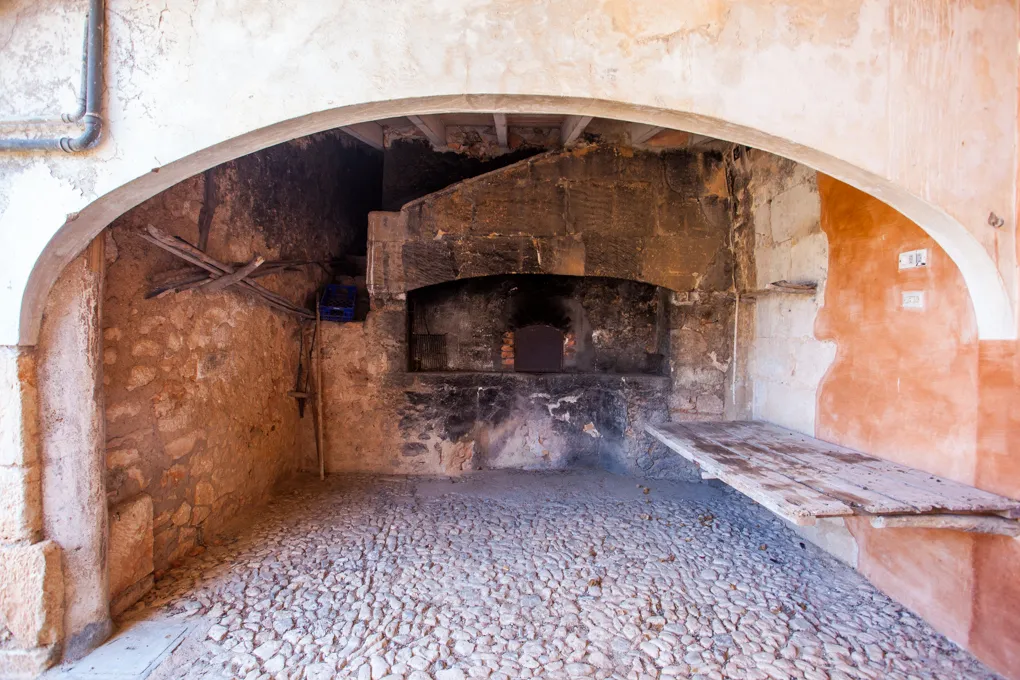 Stately residence with sea views-20