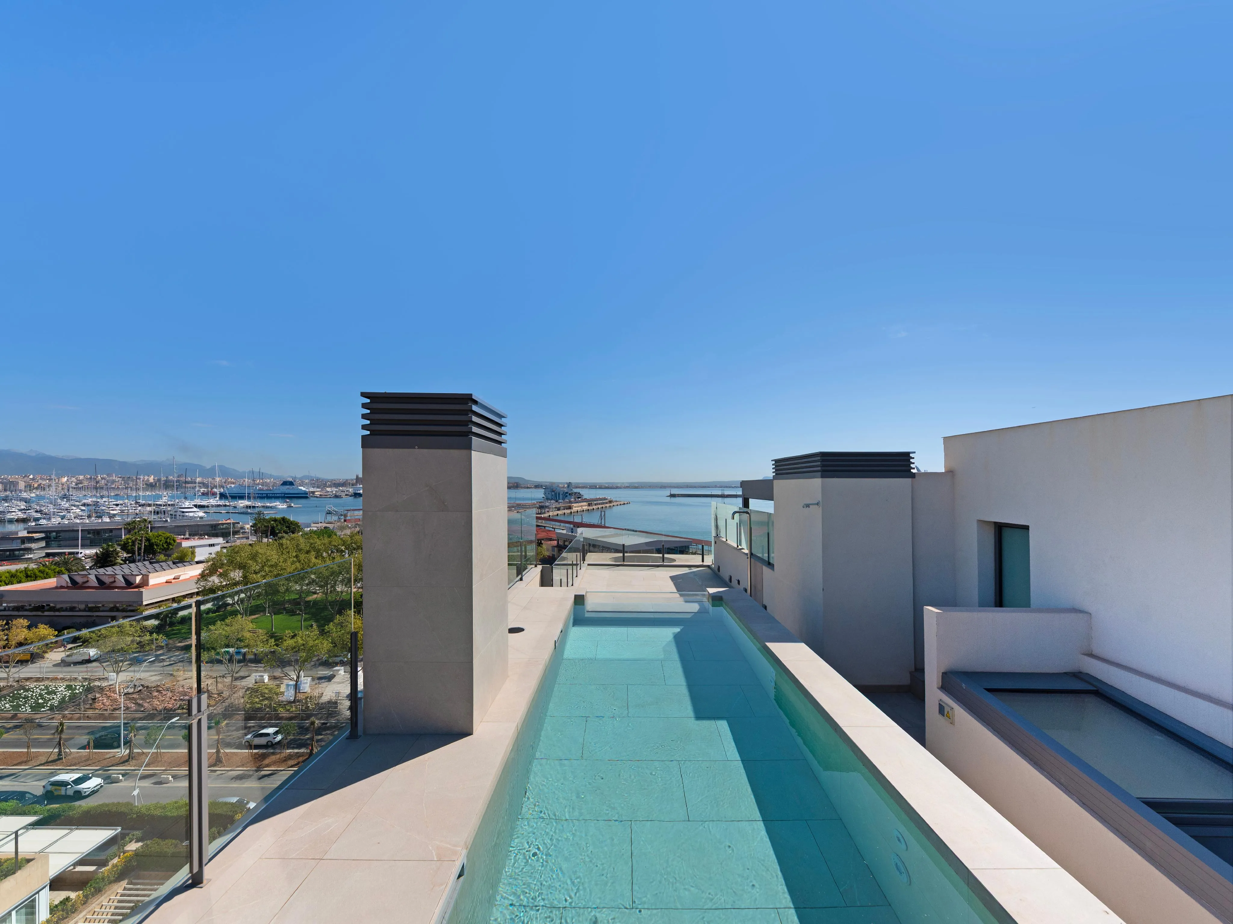 Attico unico di nuova costruzione con vista sul mare-16