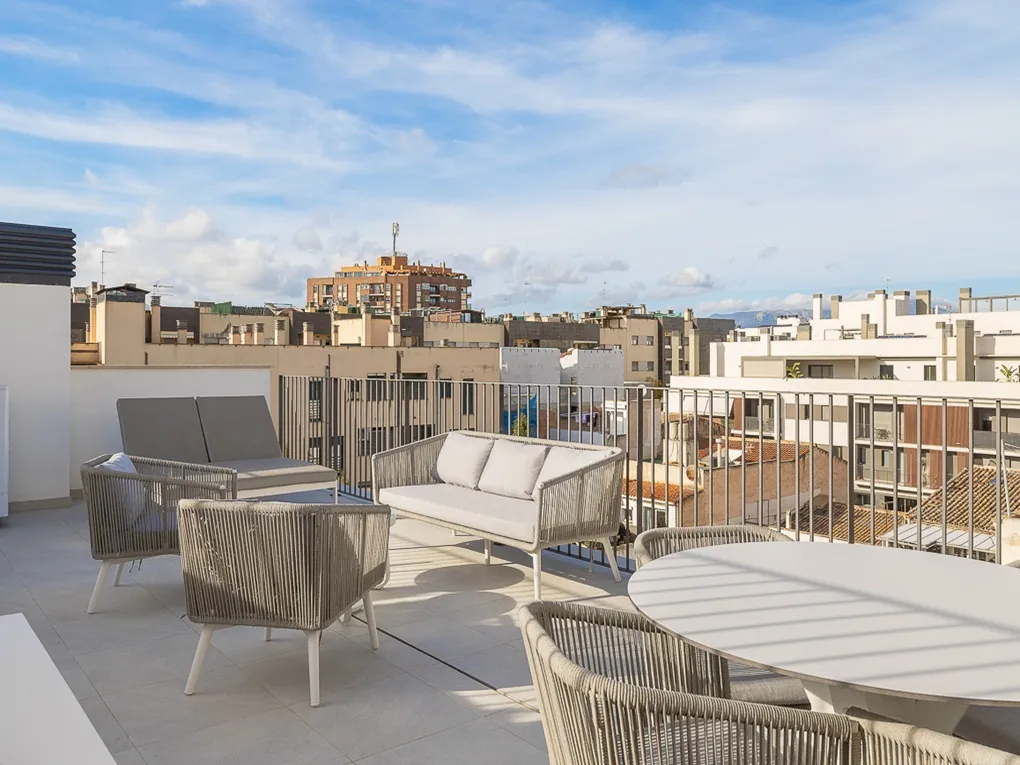 Àtic modern: terrassa en el terrat amb piscina comunitària-12