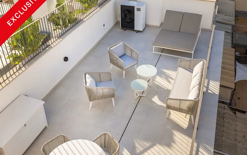 Àtic modern: terrassa en el terrat amb piscina comunitària