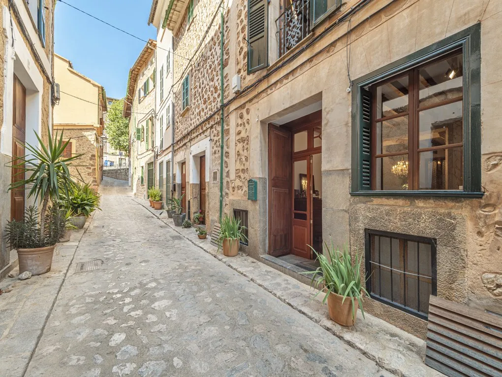 Townhouse in the center of Fornalutx-1