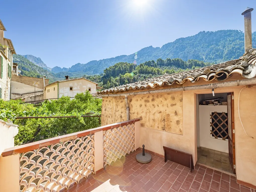 Townhouse in the center of Fornalutx-14