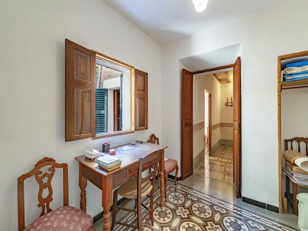 Townhouse in the center of Fornalutx-8