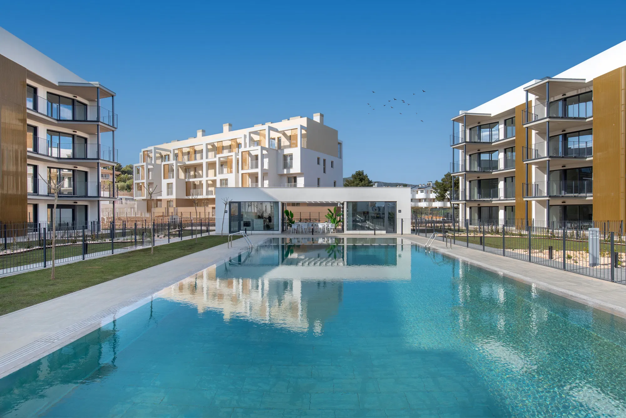 Appartement avec jardin dans un nouveau complexe moderne avec une grande piscine commune-18