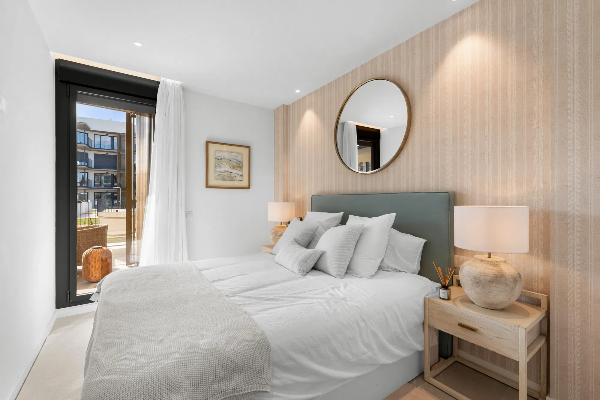 Appartement avec jardin dans un nouveau complexe moderne avec une grande piscine commune-11