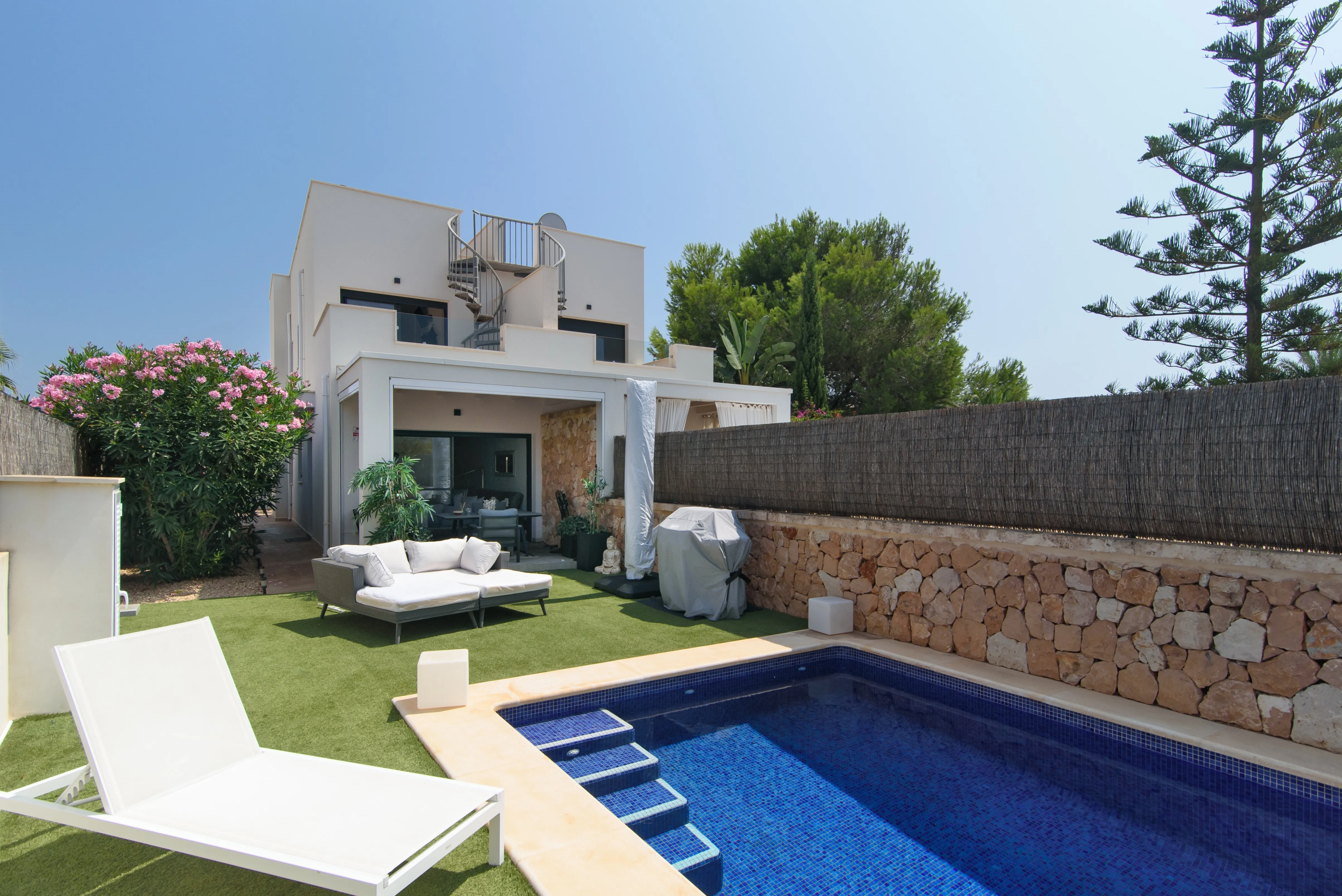 Moderno chalet pareado con vistas al mar-1