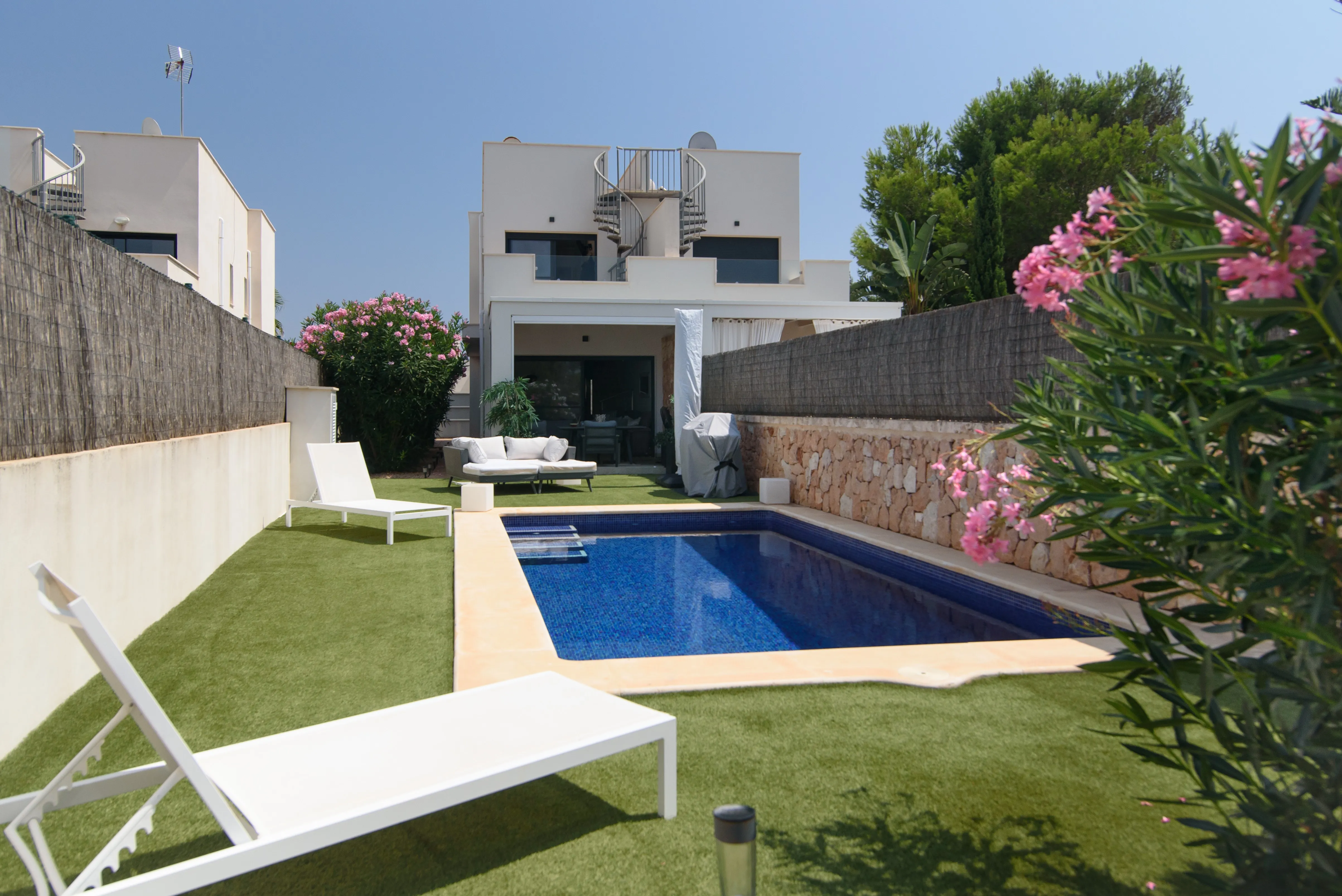 Moderno chalet pareado con vistas al mar-17