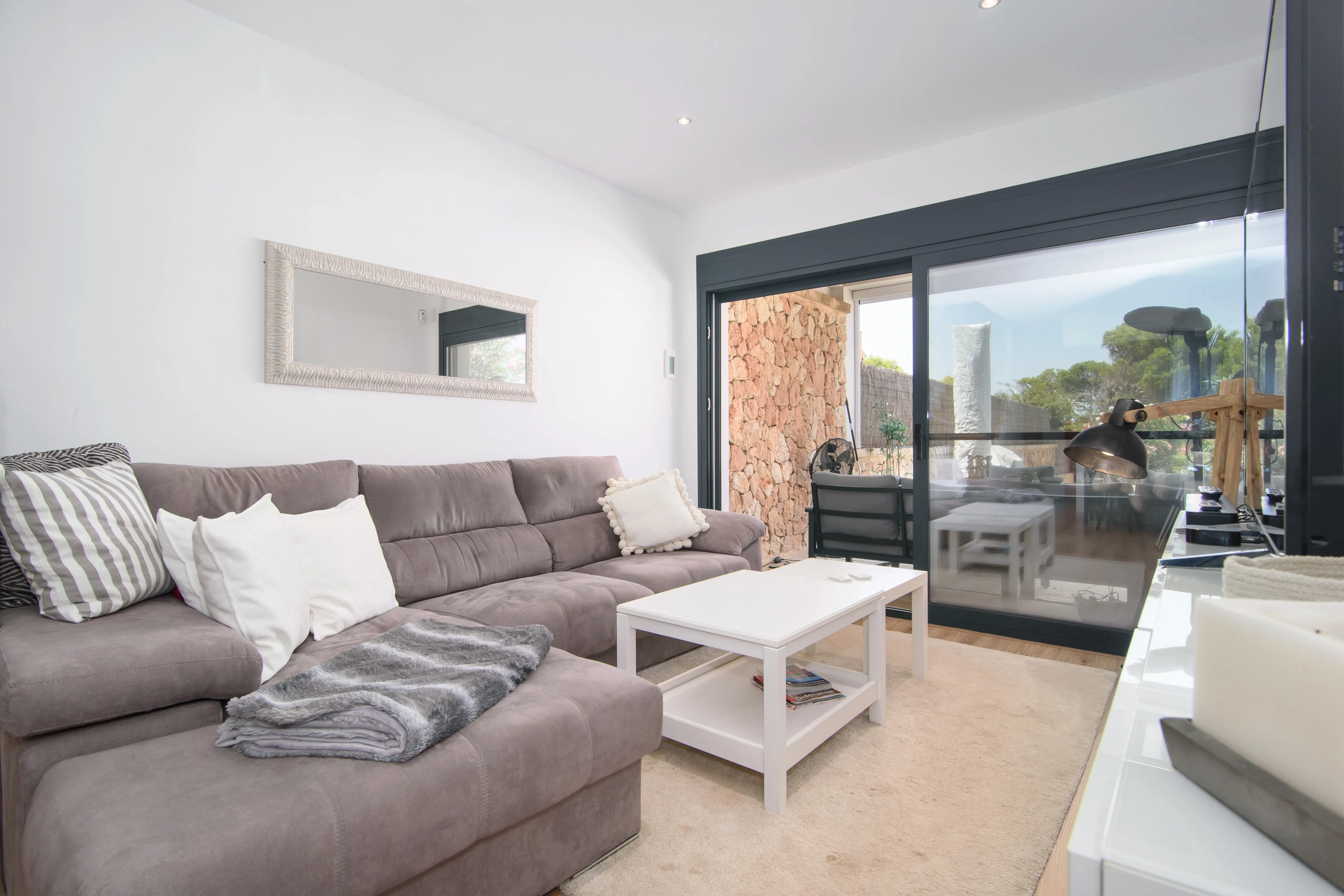 Moderno chalet pareado con vistas al mar-4