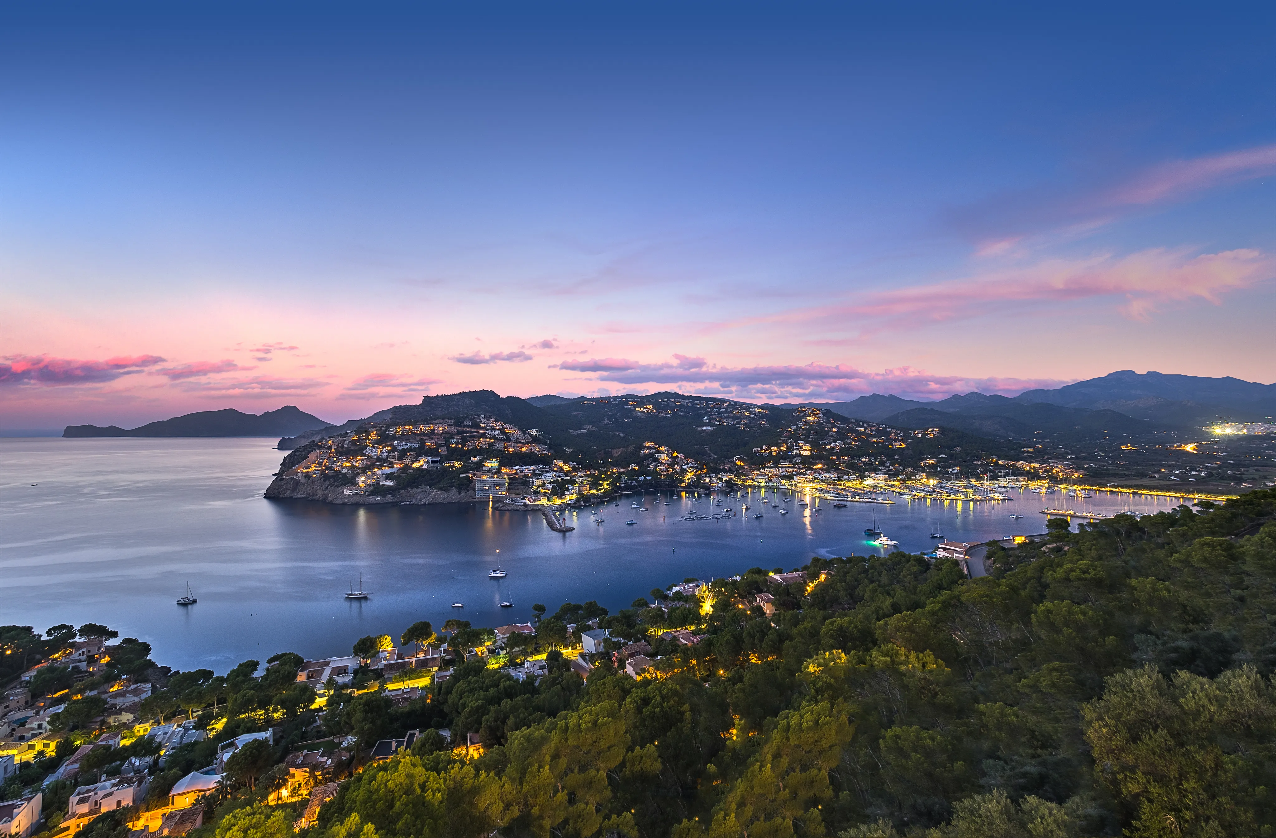 Terreno edificabile con progetto e scavo in posizione privilegiata con vista sul porto e sul mare-3