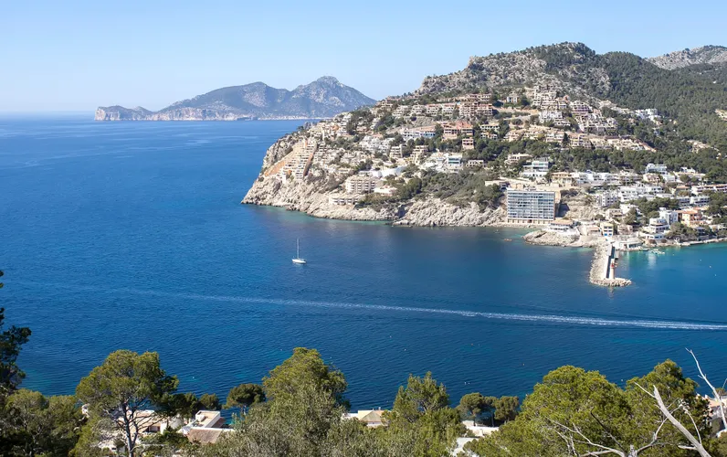 Terreno edificabile con progetto e scavo in posizione privilegiata con vista sul porto e sul mare