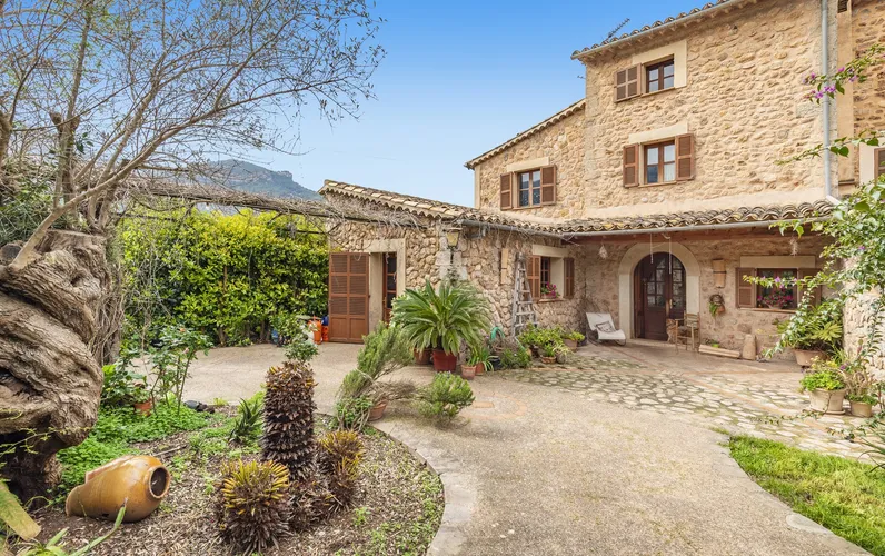 Förtrollande hus i utkanten av Sóller med en vacker trädgård.