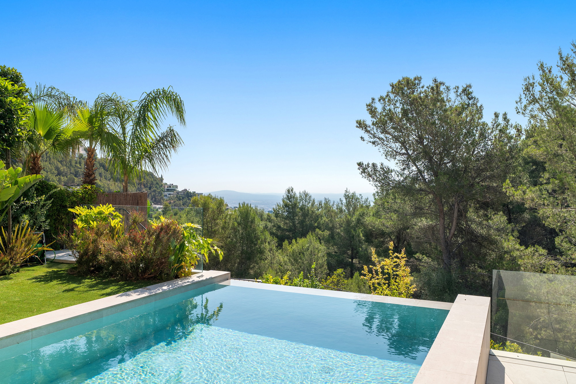 Moderne Neubauvilla mit Blick über die Landschaft bis nach Palma-4