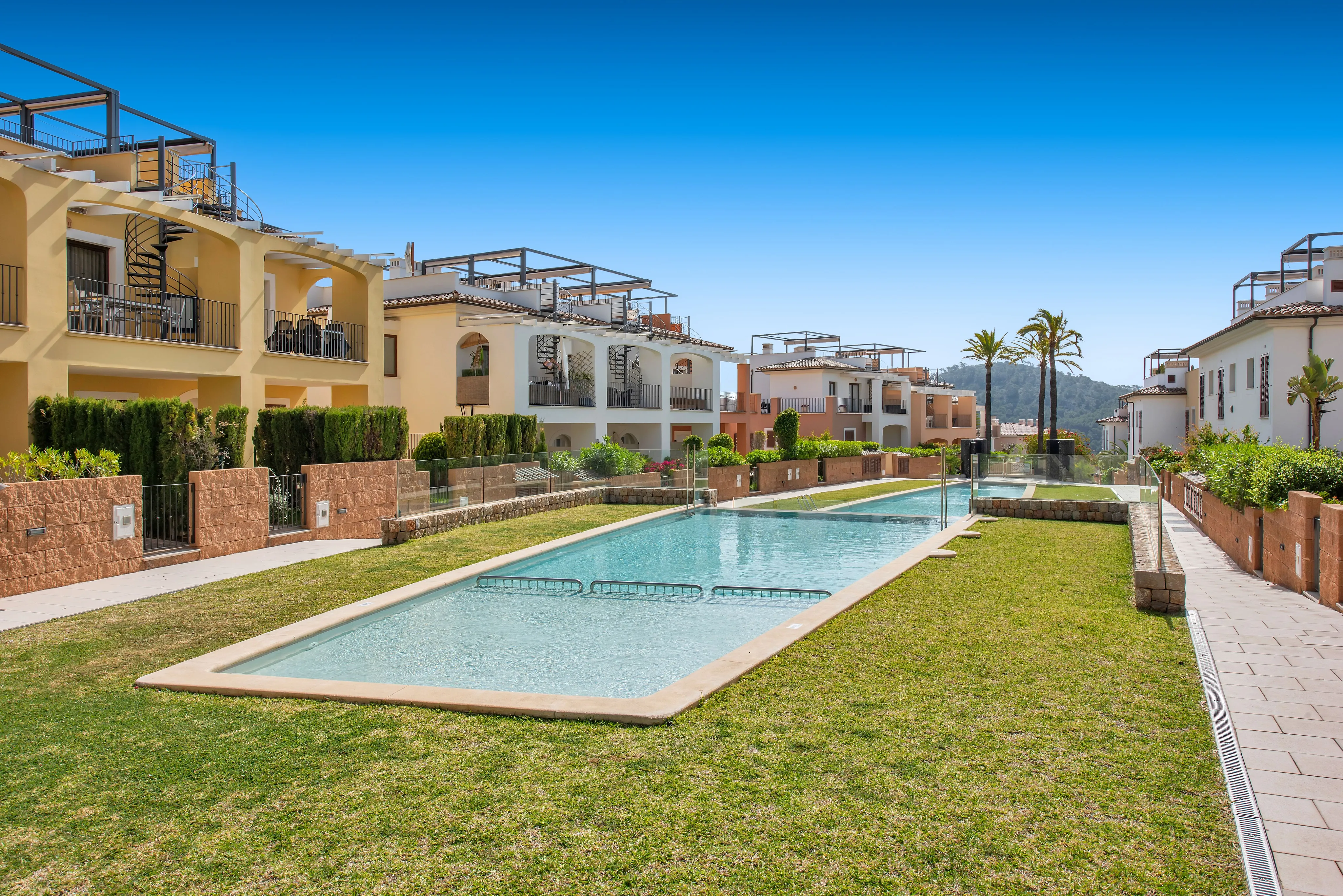Charming terraced house in an exclusive golf community-1