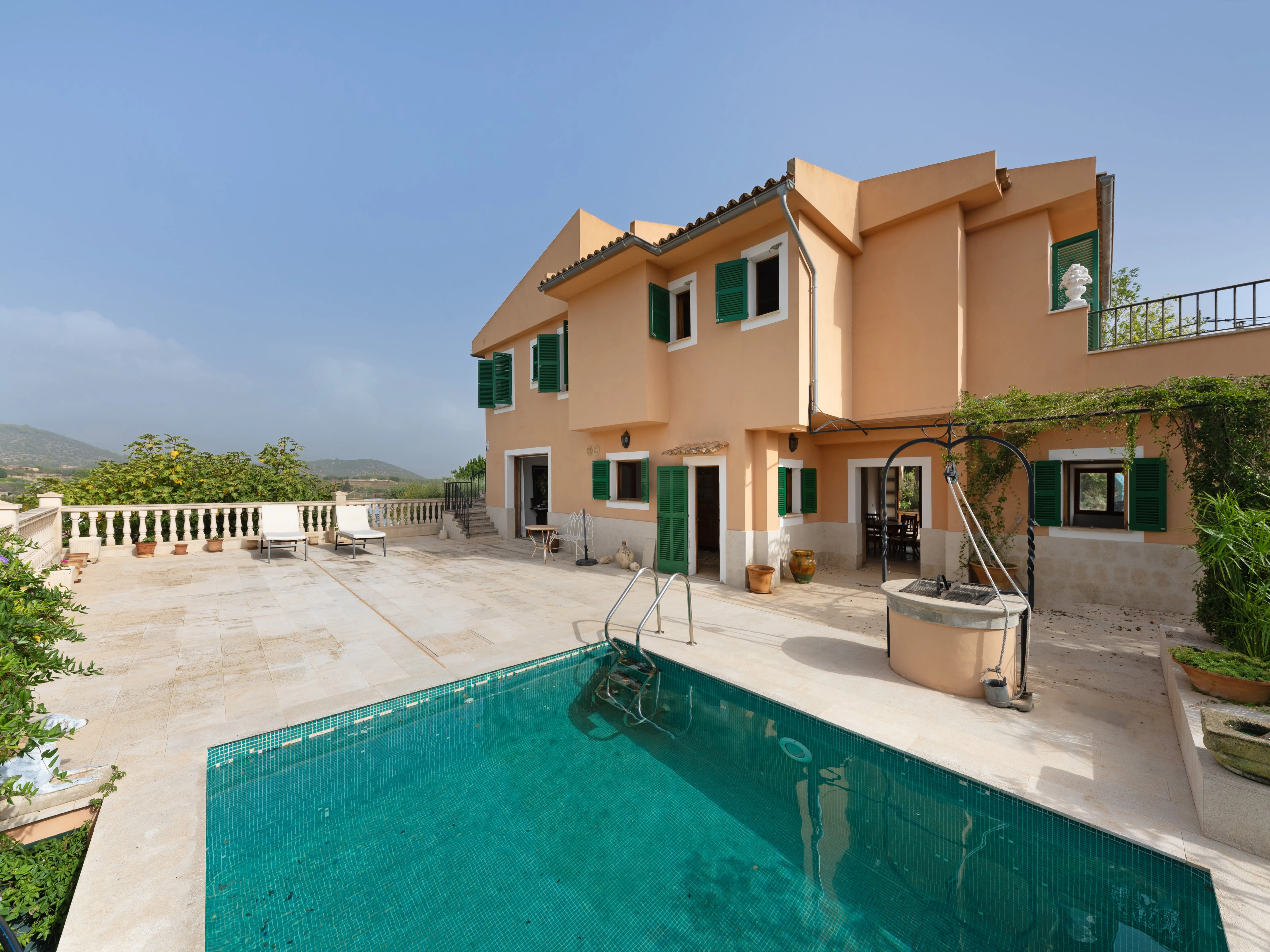 Fredfyldt rækkehus med udsigt i Establiments-1