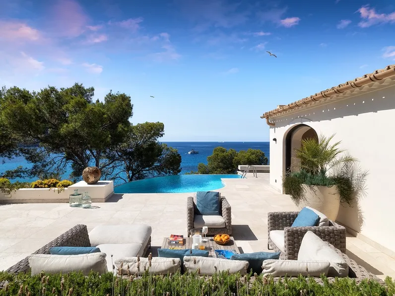 Fantastic frontline property with sea access