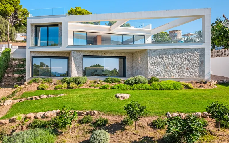 Nieuwbouw met uitzicht op zee en tuin