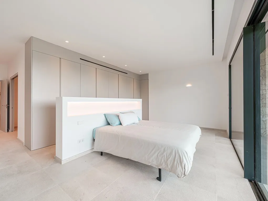 Nieuwbouw met uitzicht op zee en tuin-9