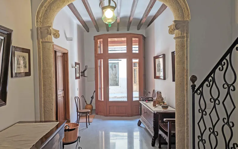 Jasna kamienica w pobliżu rynku