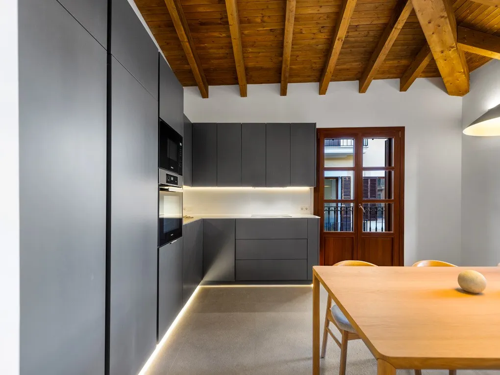 Elegant penthouse met dakterras en garage op een toplocatie in de oude stad-6