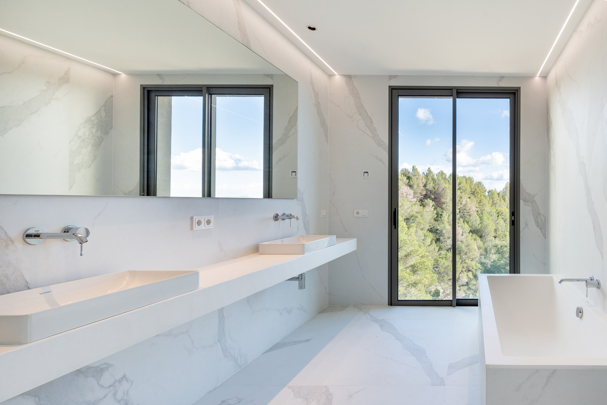 Exclusive newly built villa with panoramic views over Palma and the sea-15