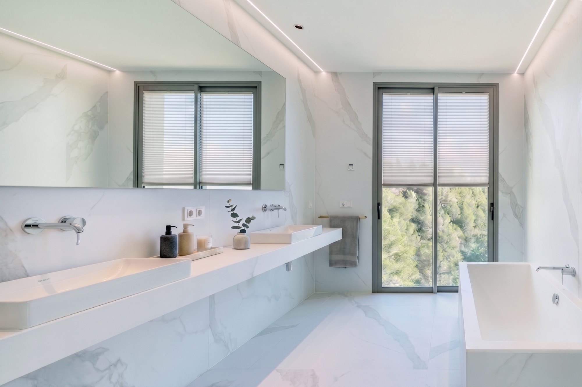 Exclusive newly built villa with panoramic views over Palma and the sea-12