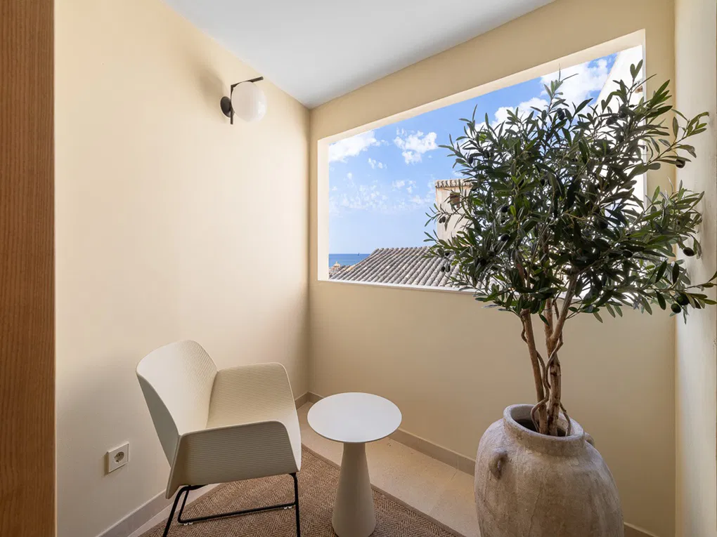 Excellent "turn-key apartment" with fantastic views in a privileged location!-3