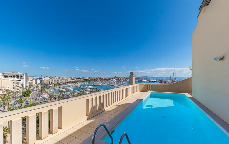 First sealine apartment on the Paseo Maritimo with views of the cathedral