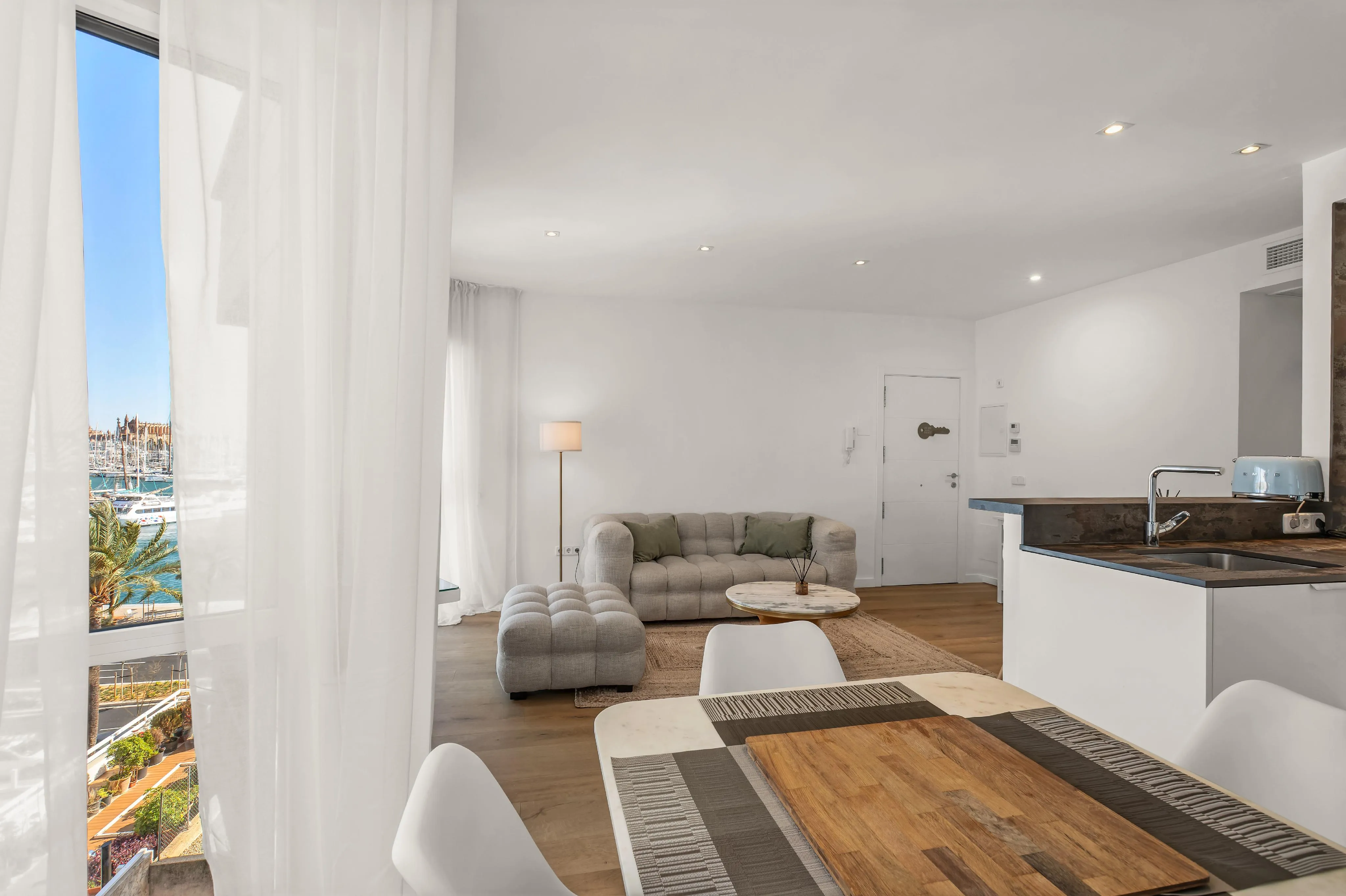 First sealine apartment on the Paseo Maritimo with views of the cathedral-5